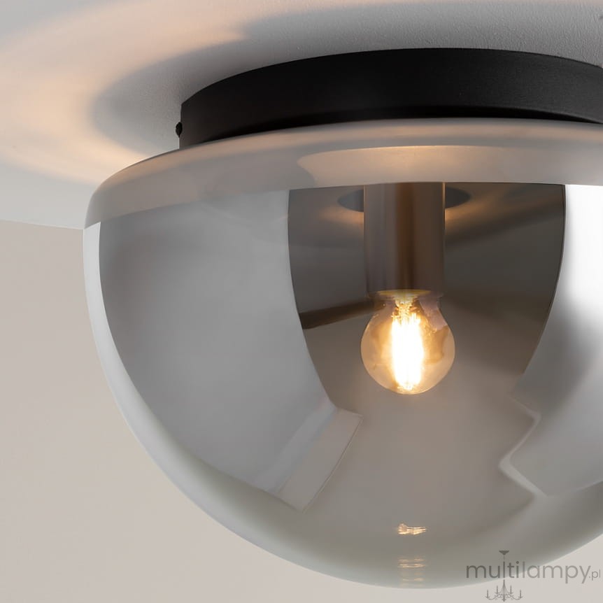 Czarna lampa sufitowa Glassy z dymionym kloszem, z oprawą na żarówkę E27. Widok z boku, ukazujący szklany klosz i żarówkę w środku, zamontowana na suficie. Klosz ma półprzezroczystą, zaokrągloną formę.