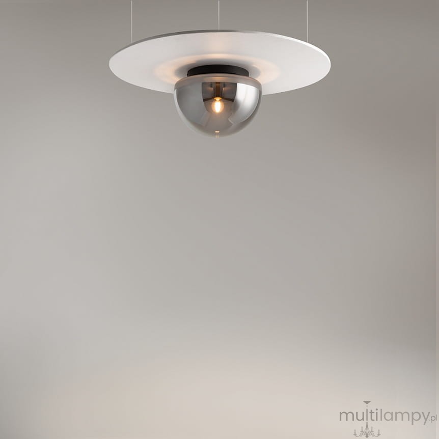 Lampa sufitowa Glassy z jedną oprawą E27 w kolorze czarnym i dymionym, z metalowym kloszem w kształcie kuli, zawieszona na cienkich linkach, z okrągłą, białą podstawą. Ujęcie z dołu, na tle szarej ściany.