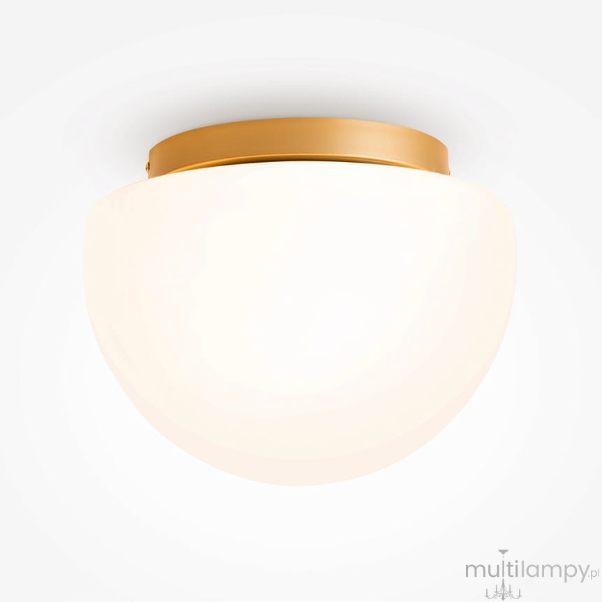 Lampa sufitowa Glassy z oprawą w kolorze złotym i białym. Okrągła, matowa klosz ze szkła, zamontowana na gładkiej, złotej podstawie. Widok z dołu, na jednolitym tle.