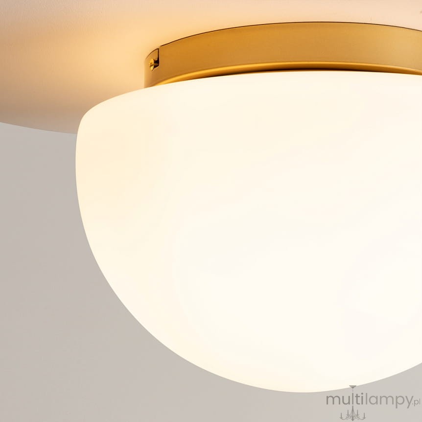 Lampa sufitowa Glassy z oprawą w kolorze złotym i białą, okrągłą kloszem. Ujęcie z góry, z widocznym montażem. Klosz wykonany z matowego materiału, emituje miękkie światło. Idealna do nowoczesnych wnętrz.
