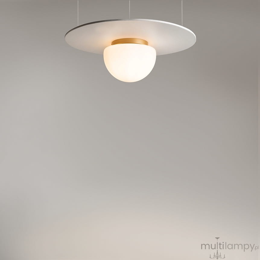 Lampa sufitowa Glassy 1xE27 w kolorze złotym i białym. Okrągła, matowa osłona z białego szkła zawieszona na płaskim, złotym mocowaniu. Produkt wisi na cienkich linkach, na jednolitym, szarym tle.