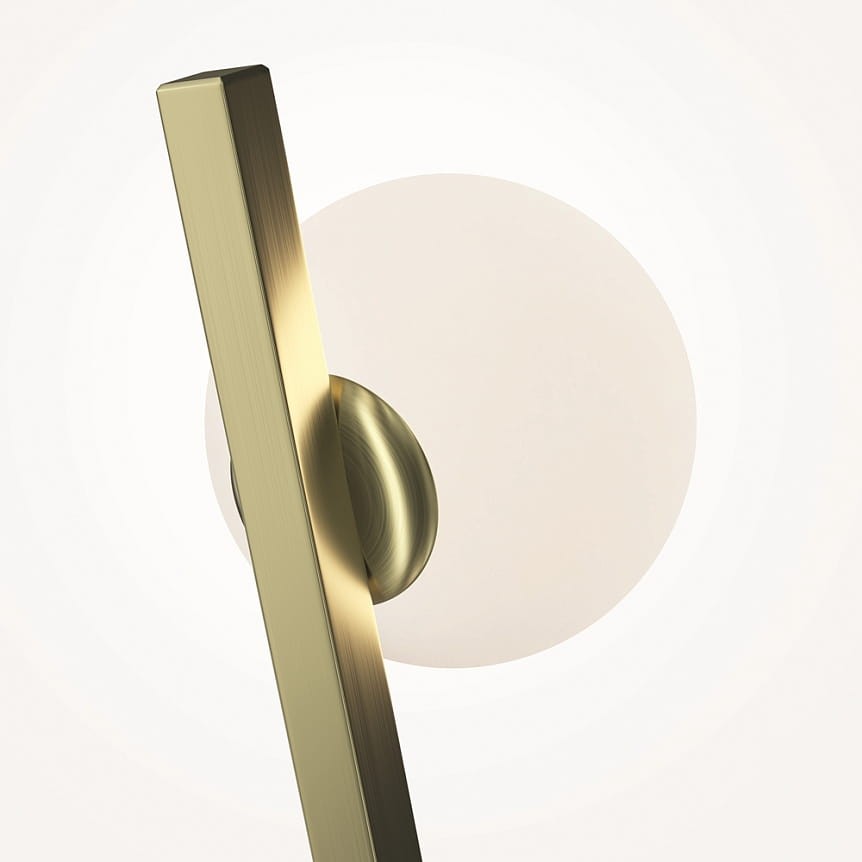 Kinkiet Kazimir 1xG9 w kolorze złotym, z prostokątnym ramieniem i okrągłym mocowaniem. Ujęcie z boku, z delikatnym tłem w odcieniu beżowym, podkreślające nowoczesny design i metaliczny połysk.