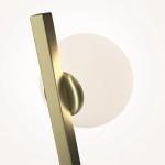 Kinkiet Kazimir 1xG9 w kolorze złotym, z prostokątnym ramieniem i okrągłym mocowaniem. Ujęcie z boku, z delikatnym tłem w odcieniu beżowym, podkreślające nowoczesny design i metaliczny połysk.