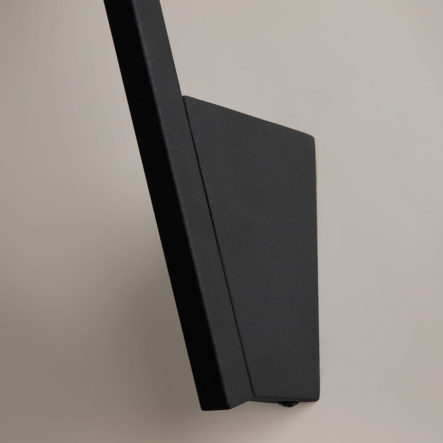 Kazimir kinkiet 1xG9 w kolorze czarnym, o prostym, geometrycznym kształcie, zamontowany na ścianie. Wykonany z matowego materiału, widoczny z boku, z minimalistycznym designem, idealny do nowoczesnych wnętrz.