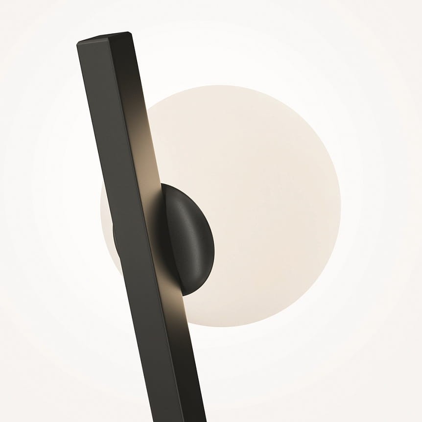 Kazimir kinkiet 1xG9 w kolorze czarnym, o prostokątnym kształcie, zamontowany na okrągłej podstawie. Emituje światło z białą, matową kloszową osłoną. Zdjęcie z perspektywy bocznej, ukazujące detale wzornictwa i materiału.