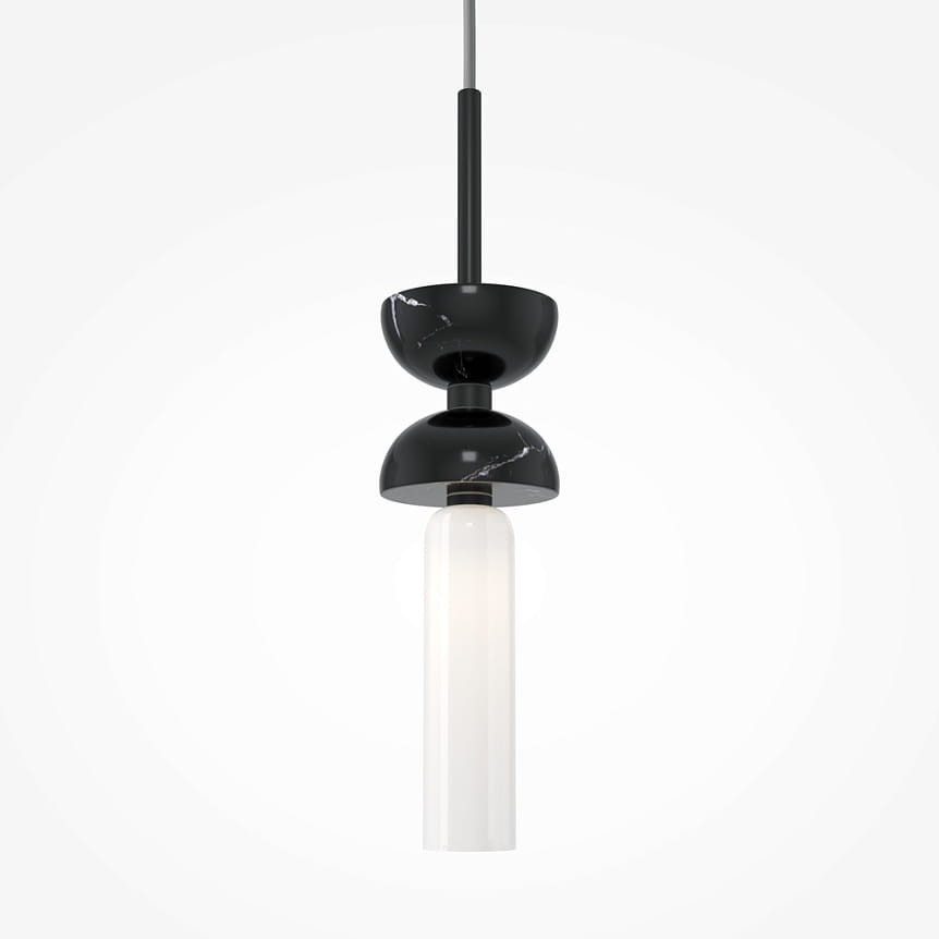 Lampa wisząca Kyoto z jednym źródłem światła G9, w kolorze czarnym. Posiada górną część w formie czarnej, połyskującej miski z marmurowymi akcentami oraz przezroczystą, cylindryczną osłonę na żarówkę. Powieszona na cienkim, metalowym przewodzie.
