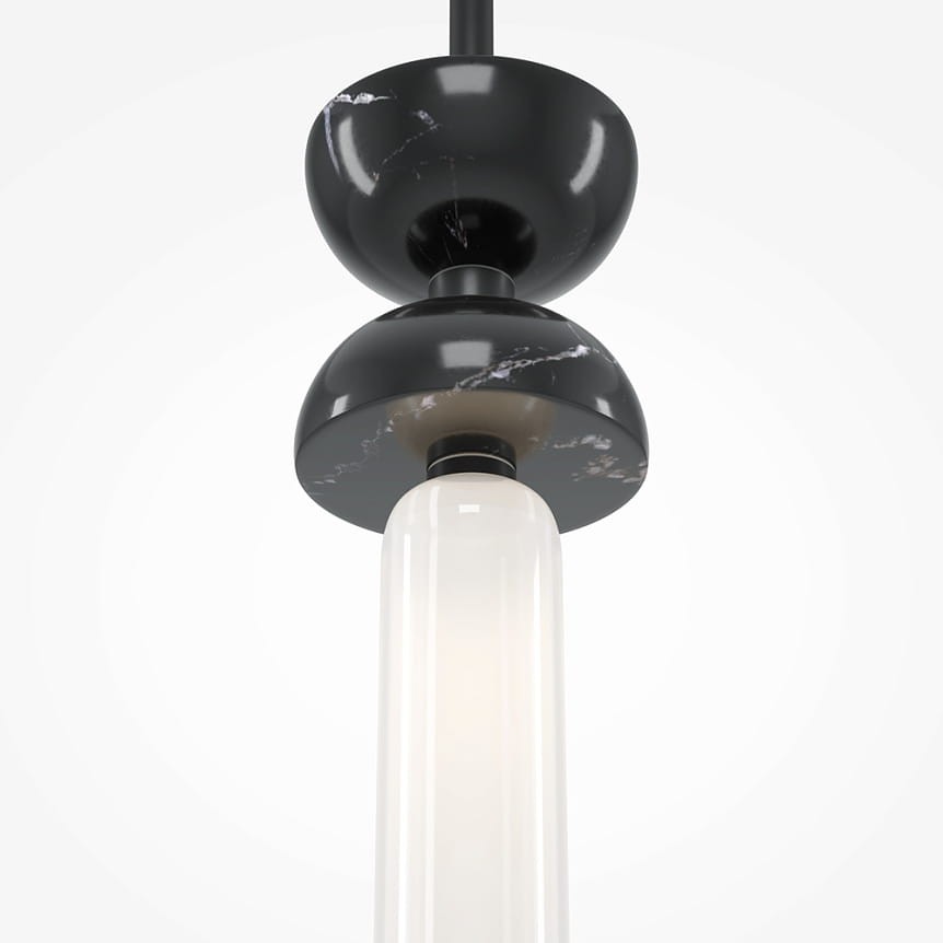 Lampa wisząca Kyoto w kolorze czarnym, z oprawą z marmurowym wzorem. Posiada szklany klosz w kształcie walca, zamontowany na czarnym uchwycie. Ujęcie z dołu, pokazujące detal i stylowy design. Idealna do nowoczesnych wnętrz.