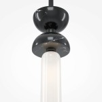 Lampa wisząca Kyoto w kolorze czarnym, z oprawą z marmurowym wzorem. Posiada szklany klosz w kształcie walca, zamontowany na czarnym uchwycie. Ujęcie z dołu, pokazujące detal i stylowy design. Idealna do nowoczesnych wnętrz.