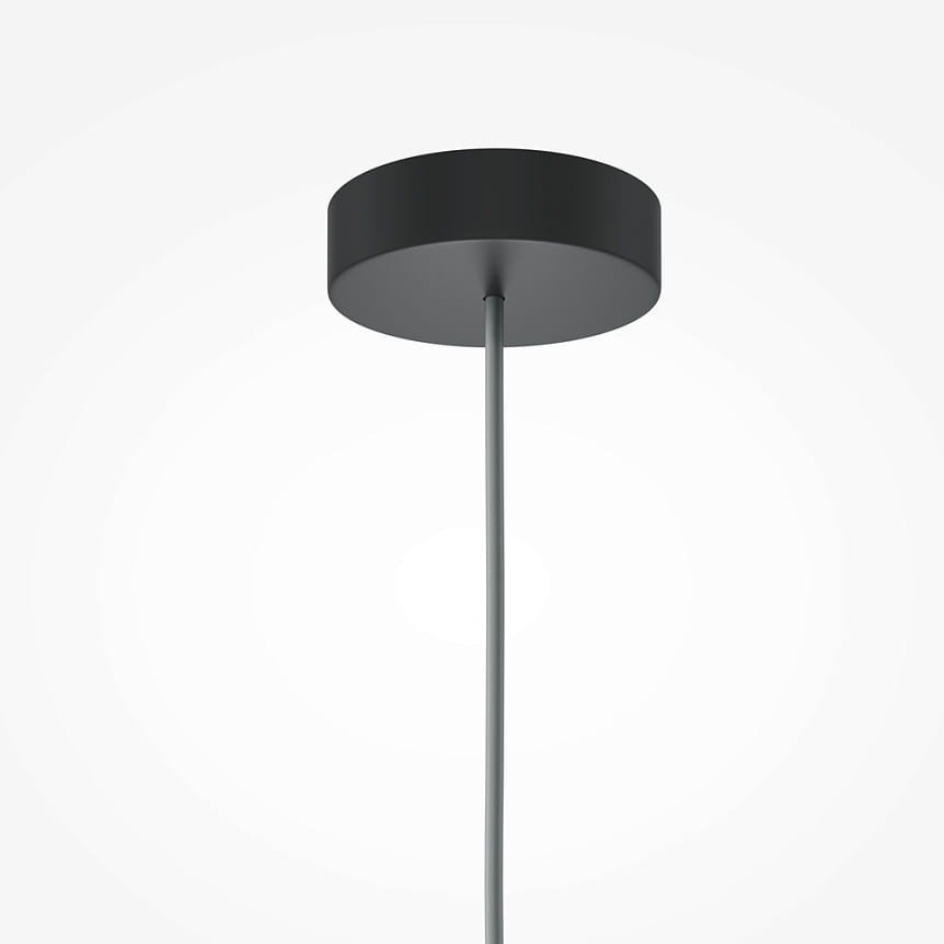 Lampa wisząca Kyoto 1xG9 w kolorze czarnym, z okrągłym, gładkim plafonem i szarym przewodem. Ujęcie z dołu, pokazujące konstrukcję mocującą. Idealna do nowoczesnych wnętrz.