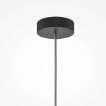 Lampa wisząca Kyoto 1xG9 w kolorze czarnym, z okrągłym, gładkim plafonem i szarym przewodem. Ujęcie z dołu, pokazujące konstrukcję mocującą. Idealna do nowoczesnych wnętrz.