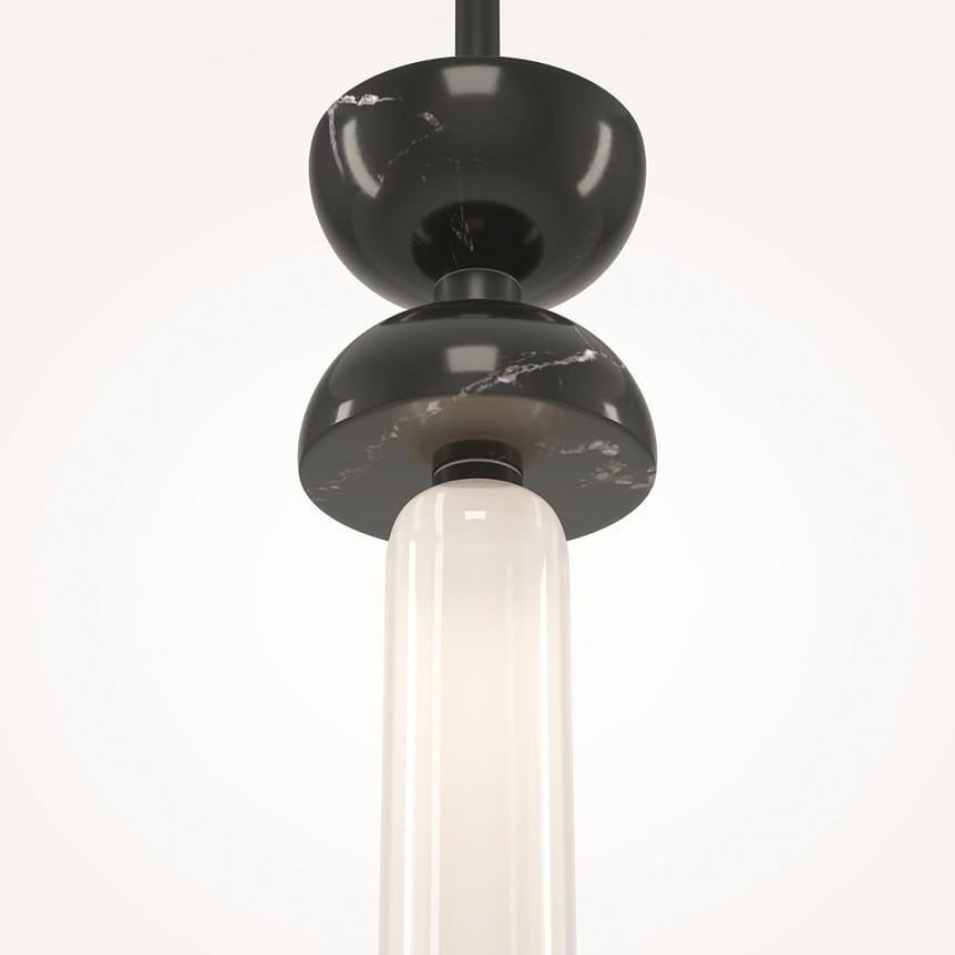 Lampa wisząca Kyoto w kolorze czarnym, z okrągłą podstawą i szklanym kloszem. Klosz ma cylindryczny kształt, a na górze znajduje się dekoracyjny element z czarnym wykończeniem i marmurowymi akcentami. Produkt zawiera miejsce na żarówkę G9.