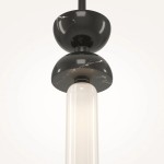 Lampa wisząca Kyoto w kolorze czarnym, z okrągłą podstawą i szklanym kloszem. Klosz ma cylindryczny kształt, a na górze znajduje się dekoracyjny element z czarnym wykończeniem i marmurowymi akcentami. Produkt zawiera miejsce na żarówkę G9.