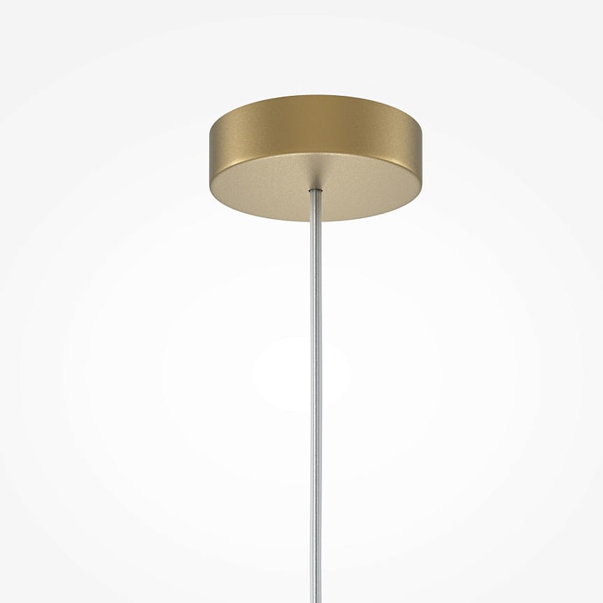 Lampa wisząca Kyoto z jedną oprawą G9, zawieszona na cienkim, metalowym przewodzie. Okrągła, złota podsufitka o matowym wykończeniu, umieszczona na jasnym tle.