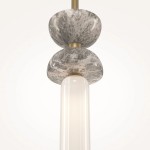 Lampa wisząca Kyoto w kolorze złotym z jedną oprawą G9. Górna część z szarego marmuru, dolna szklana, przezroczysta. Produkt zawieszony w pionie, z widocznym źródłem światła. Tło jasne, minimalne.