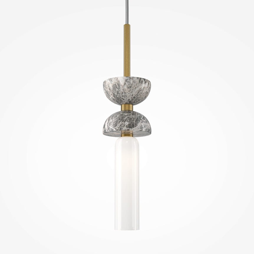 Złota lampa wisząca Kyoto z pojedynczym źródłem światła G9. Ułożona w pionie, z marmurowymi elementami w odcieniach szarości oraz przezroczystym kloszem. Całość zawieszona na cienkim przewodzie, na jednolitym tle.