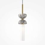 Złota lampa wisząca Kyoto z pojedynczym źródłem światła G9. Ułożona w pionie, z marmurowymi elementami w odcieniach szarości oraz przezroczystym kloszem. Całość zawieszona na cienkim przewodzie, na jednolitym tle.