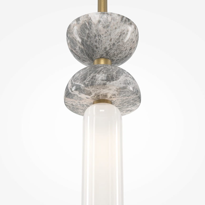 Lampa wisząca Kyoto z jednej żarówki G9, złożona z dwóch dekoracyjnych elementów w kolorze złotym i szarym marmurze, z przezroczystym kloszem, zawieszona na cienkim przewodzie, zdjęcie wykonane z góry.