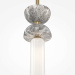 Lampa wisząca Kyoto z jednej żarówki G9, złożona z dwóch dekoracyjnych elementów w kolorze złotym i szarym marmurze, z przezroczystym kloszem, zawieszona na cienkim przewodzie, zdjęcie wykonane z góry.