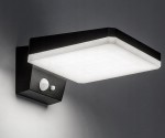 Sonda S LED kinkiet elewacyjny solarny w kolorze czarnym, z prostokątną, białą kloszem i czujnikiem ruchu oraz zmierzchu. Montowany na ścianie, widok z boku. Detal czujnika w dolnej części obudowy.