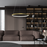 Lampa wisząca LED Hoop o mocy 27W w kolorze złotym, w kształcie okręgu, zawieszona w nowoczesnym wnętrzu. Widoczna na tle ciemnych ścian i mebli, dodaje elegancji przestrzeni.