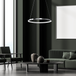 Lampa wisząca LED Hoop o mocy 27W w chromowanej obudowie, zawieszona na cienkich linkach. W tle nowoczesny salon z zielonymi kanapami i stołem kawowym. Ściany w ciemnym kolorze, duże okna zapewniające naturalne światło.