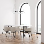 Lampa wisząca LED Hoop 27W w chromowanym wykończeniu, okrągły kształt, zawieszona nad białym stołem w jasnym wnętrzu. W otoczeniu czterech beżowych krzeseł na drewnianej podłodze, duże okna w tle.