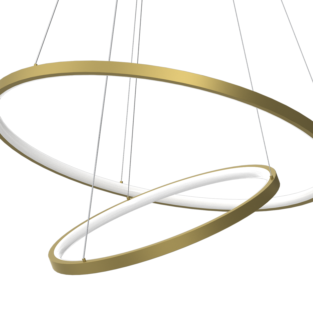 Lampa wisząca Hoop z dwoma okrągłymi ramionami w kolorze złotym, z podświetleniem LED o mocy 57W. Produkt zawieszony na cienkich linkach, z widoczną białą osłoną na krawędziach. Nowoczesny design, idealny do eleganckich wnętrz.