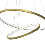 Lampa wisząca Hoop z dwoma okrągłymi ramionami w kolorze złotym, z podświetleniem LED o mocy 57W. Produkt zawieszony na cienkich linkach, z widoczną białą osłoną na krawędziach. Nowoczesny design, idealny do eleganckich wnętrz.