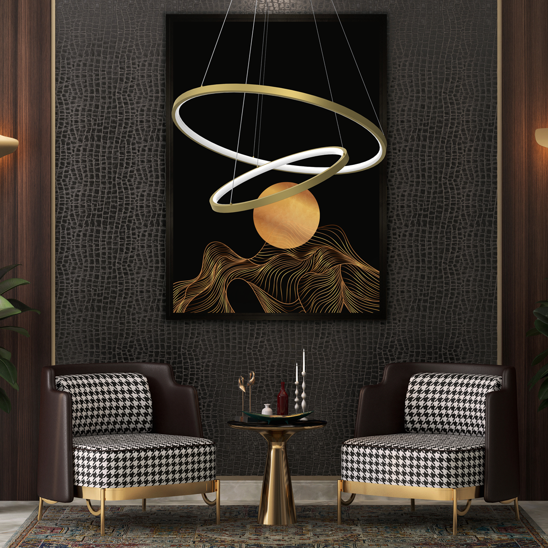Lampa wisząca Hoop w kolorze złotym z dwoma pierścieniami LED (57W) zawieszona w nowoczesnym wnętrzu. Kąt ujęcia z góry, z tłem w odcieniach czerni i złota, na tle abstrakcyjnego obrazu. W otoczeniu eleganckich foteli i stołu.