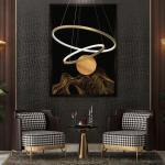Lampa wisząca Hoop w kolorze złotym z dwoma pierścieniami LED (57W) zawieszona w nowoczesnym wnętrzu. Kąt ujęcia z góry, z tłem w odcieniach czerni i złota, na tle abstrakcyjnego obrazu. W otoczeniu eleganckich foteli i stołu.