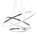 Lampa wisząca Hoop z trzema okręgami LED w kolorze chromu. Okręgi w różnych rozmiarach, zawieszone na cienkich linkach. Biała, lekko przezroczysta oprawa wewnętrzna. Produkt w pozycji wiszącej, na jednolitym tle.