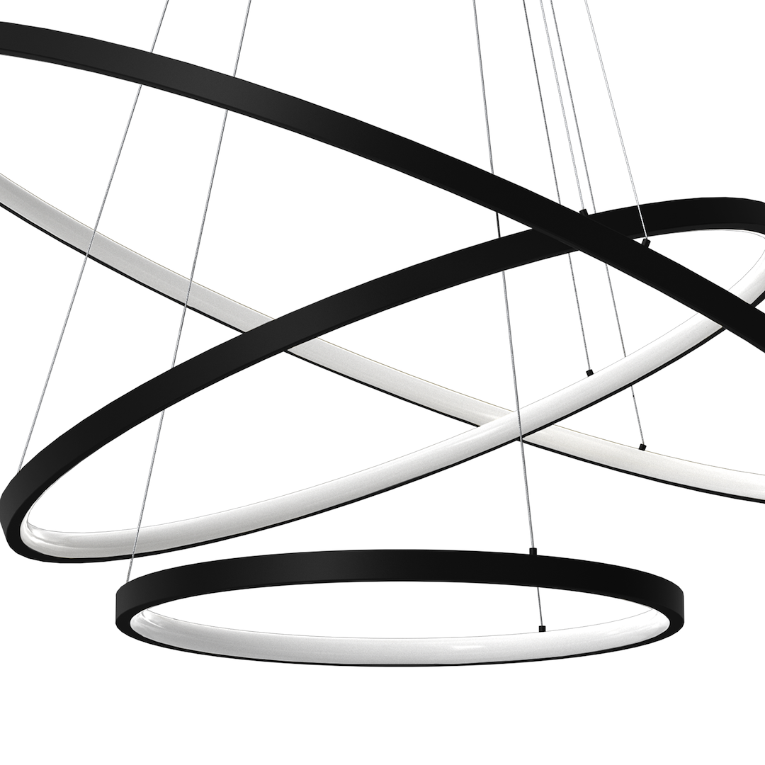 Lampa wisząca Hoop z 3 źródłami LED, czarna. Składa się z trzech okrągłych pierścieni w różnych rozmiarach, zawieszonych na cienkich linkach. Górna część z czarnego metalu, dolne krawędzie z białym światłem, tworzą nowoczesny efekt świetlny.