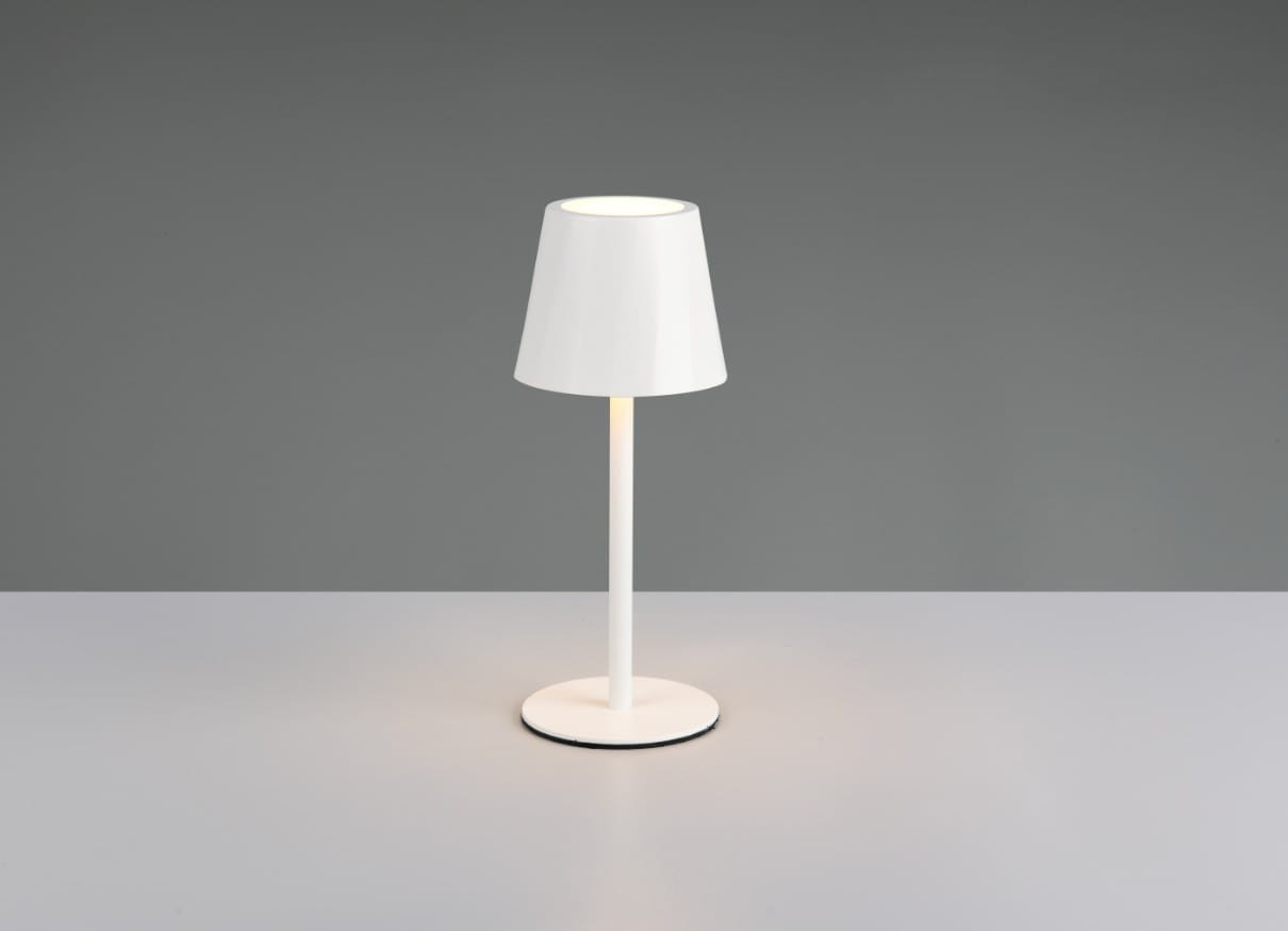 Lampa stołowa zewnętrzna Diaz w kolorze białym, z kloszem w kształcie stożka i prostą, okrągłą podstawą. Zainstalowane źródło światła LED o mocy 1,6W, umieszczone na smukłym stelażu. Ujęcie frontalne na jednolitym tle.