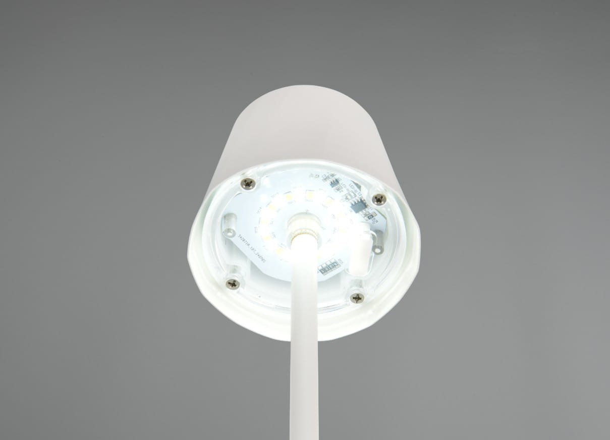 Lampa stołowa zewnętrzna Diaz w kolorze białym, widok od spodu. Posiada jedną diodę LED o mocy 1,6W. Wyraźnie widoczne elementy montażowe oraz źródło światła w formie okrągłej płytki z diodami. Prosta, nowoczesna konstrukcja.