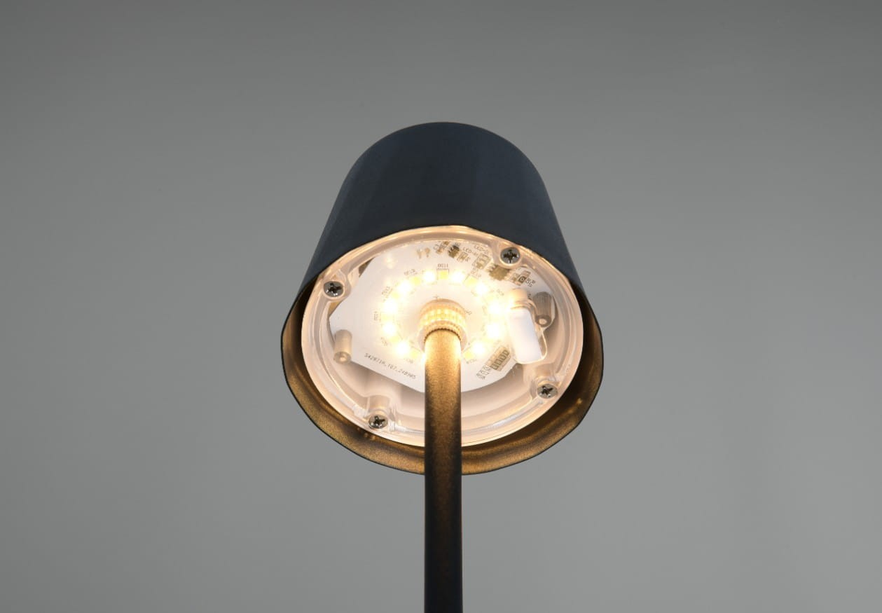 Czarna lampa stołowa zewnętrzna Diaz, widok z dołu, z widoczną oprawą LED 1,6W. Okrągła głowica z metalowym kloszem, zamocowana na cienkim stojaku. Tło w odcieniu szarości.