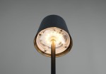 Czarna lampa stołowa zewnętrzna Diaz, widok z dołu, z widoczną oprawą LED 1,6W. Okrągła głowica z metalowym kloszem, zamocowana na cienkim stojaku. Tło w odcieniu szarości.