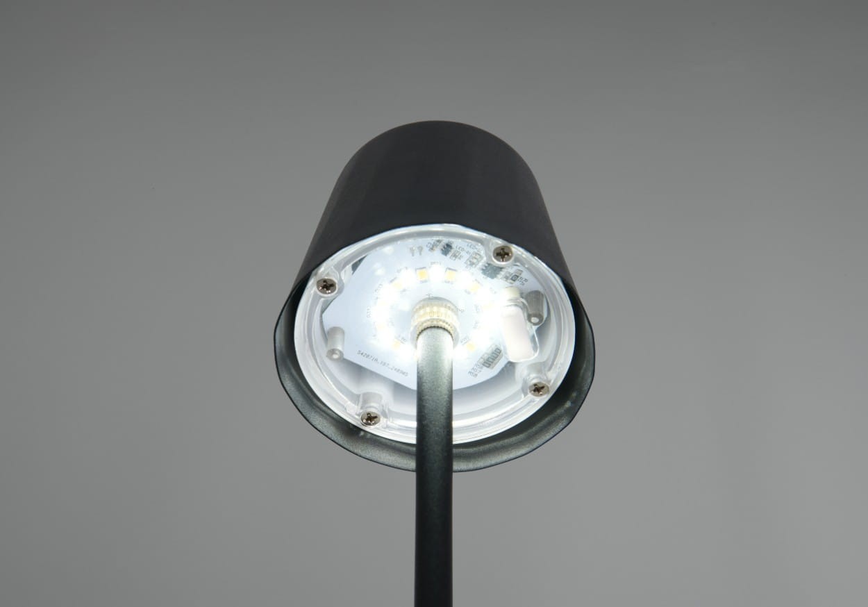 Czarna lampa stołowa zewnętrzna Diaz z 1xLED 1,6W, widok od dołu. Zauważalna biała podstawa z diodami LED oraz metalowy przewód. Prosty, nowoczesny design, idealny do użytku w ogrodzie lub na tarasie.