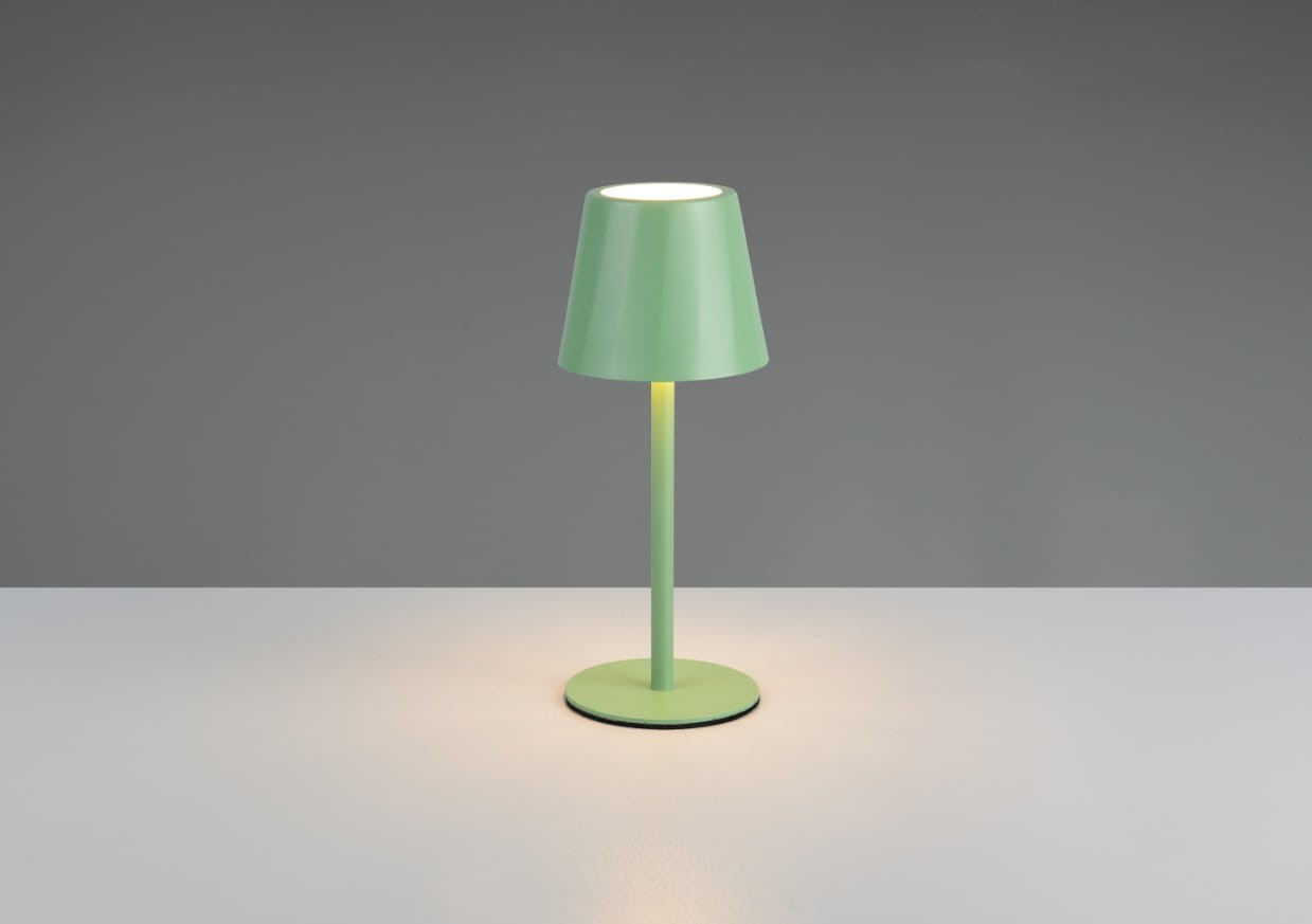 Zielona lampa stołowa zewnętrzna Diaz z kloszem w kształcie stożka i okrągłą podstawą. Produkt jest w pozycji stojącej, z wyraźnym źródłem światła LED. Tło jest szare, a lampa umieszczona na białym blacie.
