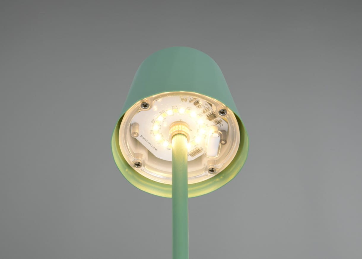 Lampa stołowa zewnętrzna Diaz w kolorze zielonym, z widoczną podstawą i źródłem światła LED o mocy 1,6W. Ujęcie z dołu, ukazujące wnętrze klosza oraz elementy mocujące. Prosta konstrukcja, idealna do ogrodu lub na taras.