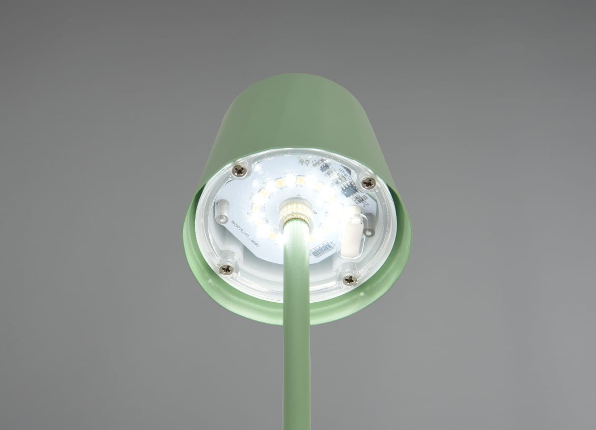 Zielona lampa stołowa zewnętrzna Diaz, widok od dołu. Metalowa podstawka z wbudowanym źródłem światła LED (1x1,6W), przejrzysta osłona z diodami. Prosta konstrukcja z długim, cienkim stelażem.