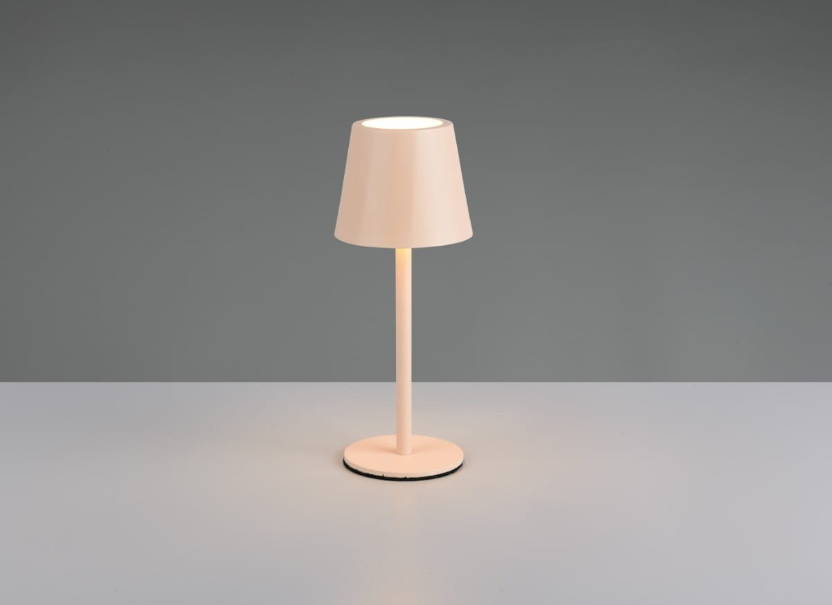Lampa stołowa zewnętrzna Diaz w kolorze piaskowym, z okrągłą podstawą i stożkowym kloszem, z jedną żarówką LED 1,6W. Produkt stoi na płaskiej powierzchni, emituje ciepłe światło, idealny do aranżacji ogrodowej lub na tarasie.