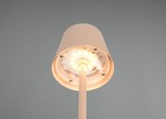 Lampa stołowa zewnętrzna Diaz w kolorze piaskowym, z montażem na stół. Zbliżenie na górną część lampy z widoczną diodą LED 1,6W oraz okrągłym kloszem. Elementy mocujące oraz źródło światła są dobrze widoczne. Tło szare.
