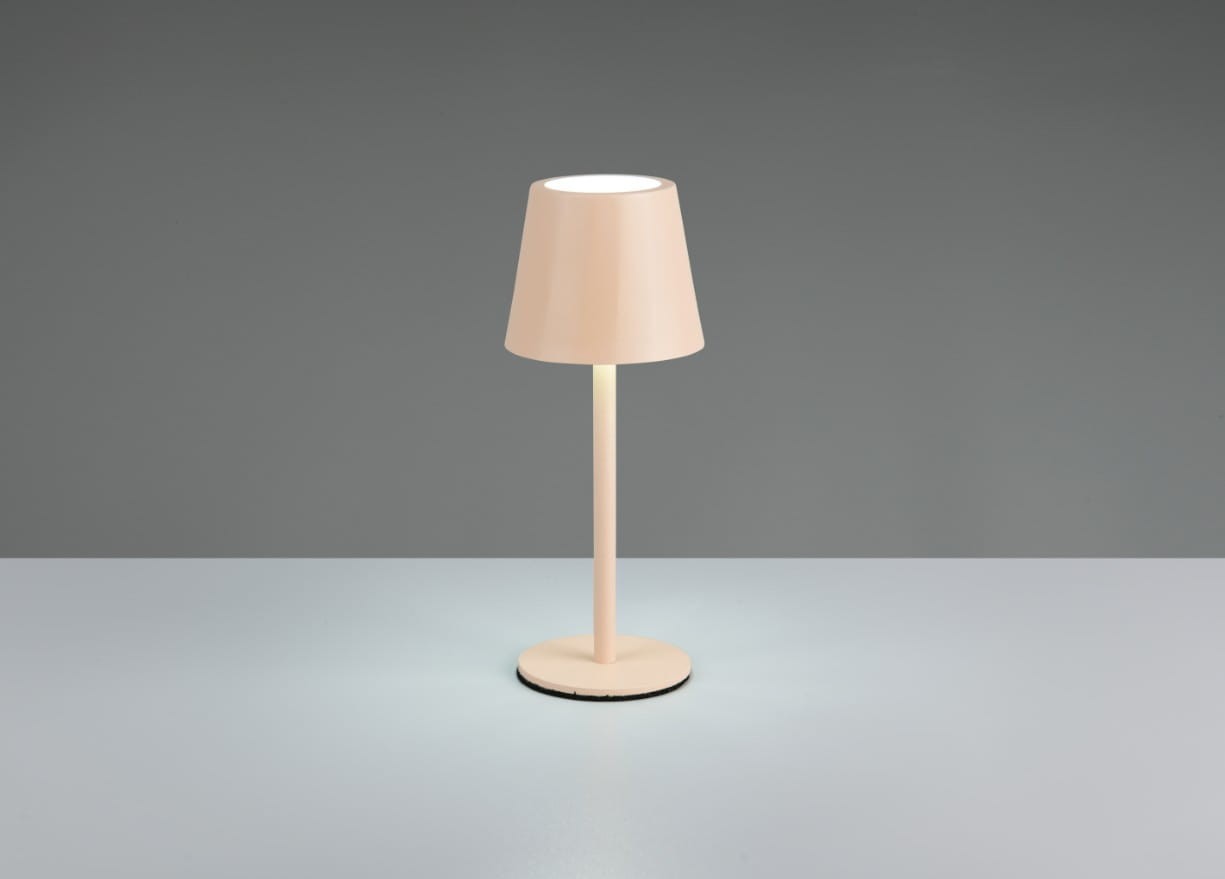 Lampa stołowa zewnętrzna Diaz w kolorze piaskowym, z okrągłą podstawą i cylindrycznym kloszem. Ujęcie frontalne, lampa stoi na gładkiej powierzchni. Źródło światła LED 1,6W zapewnia ciepłe oświetlenie.