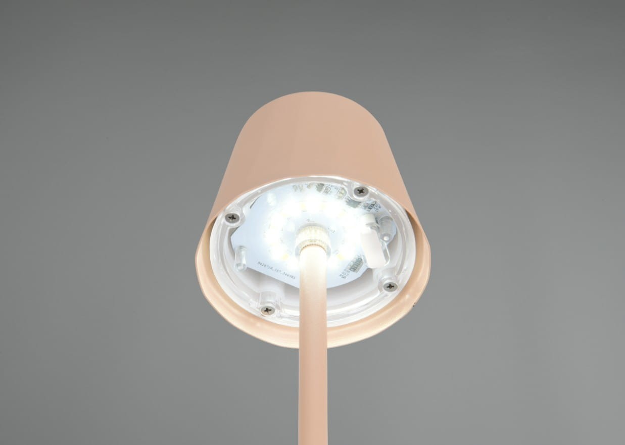 Lampa stołowa zewnętrzna Diaz w kolorze piaskowym, z lekkim kloszem i wbudowanym źródłem LED 1,6W. Ujęcie z dołu, pokazujące wnętrze lampy oraz mocowanie. Idealna do dekoracji przestrzeni na zewnątrz.