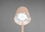 Lampa stołowa zewnętrzna Diaz w kolorze piaskowym, z lekkim kloszem i wbudowanym źródłem LED 1,6W. Ujęcie z dołu, pokazujące wnętrze lampy oraz mocowanie. Idealna do dekoracji przestrzeni na zewnątrz.