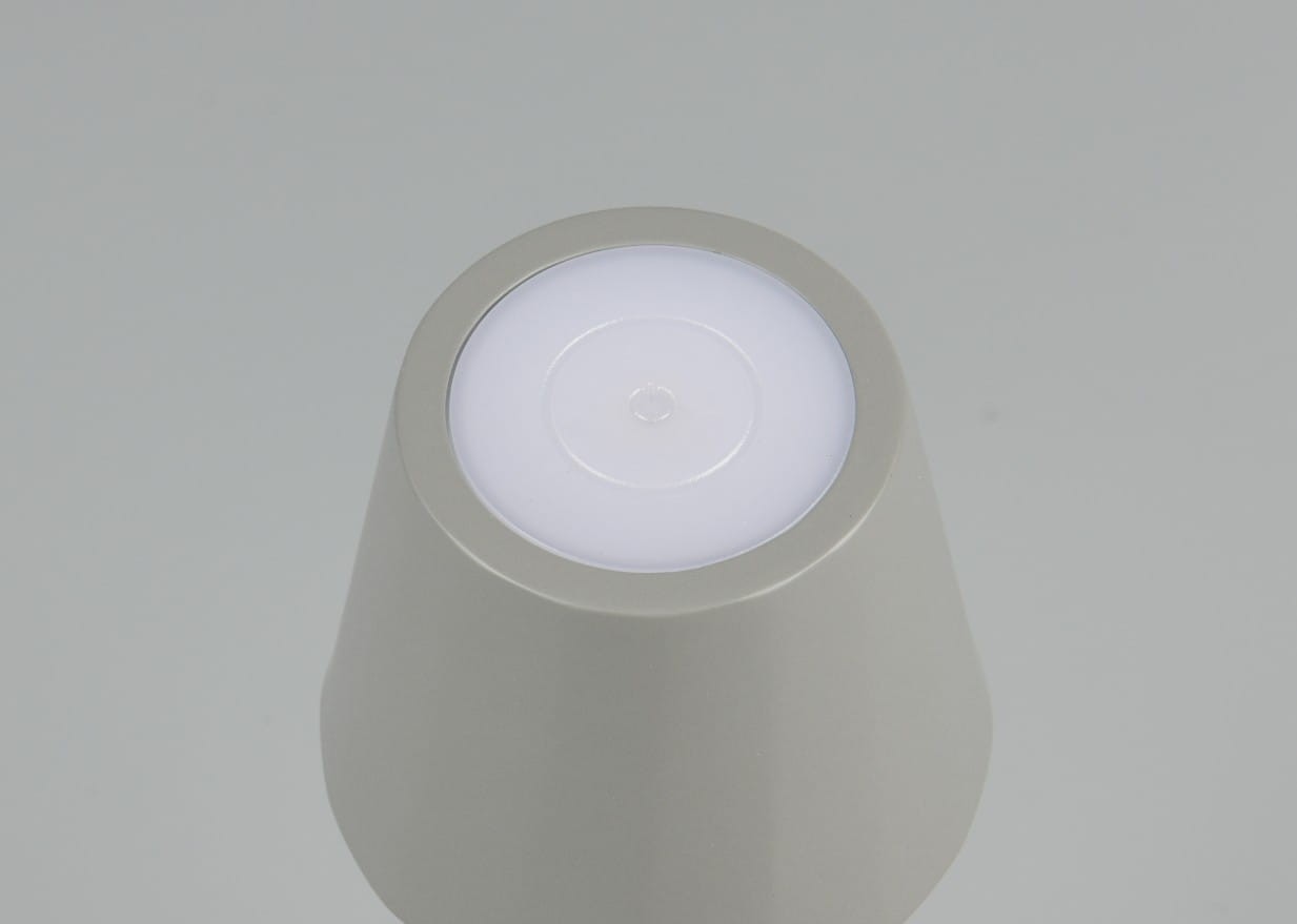 Ciemnoszara lampa stołowa zewnętrzna Diaz z jedną diodą LED, o mocy 1,6W. Ujęcie z góry, ukazujące okrągły, podświetlony klosz z białą powierzchnią. Lampa ma minimalistyczny kształt, idealna do oświetlenia przestrzeni na zewnątrz.