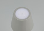Ciemnoszara lampa stołowa zewnętrzna Diaz z jedną diodą LED, o mocy 1,6W. Ujęcie z góry, ukazujące okrągły, podświetlony klosz z białą powierzchnią. Lampa ma minimalistyczny kształt, idealna do oświetlenia przestrzeni na zewnątrz.