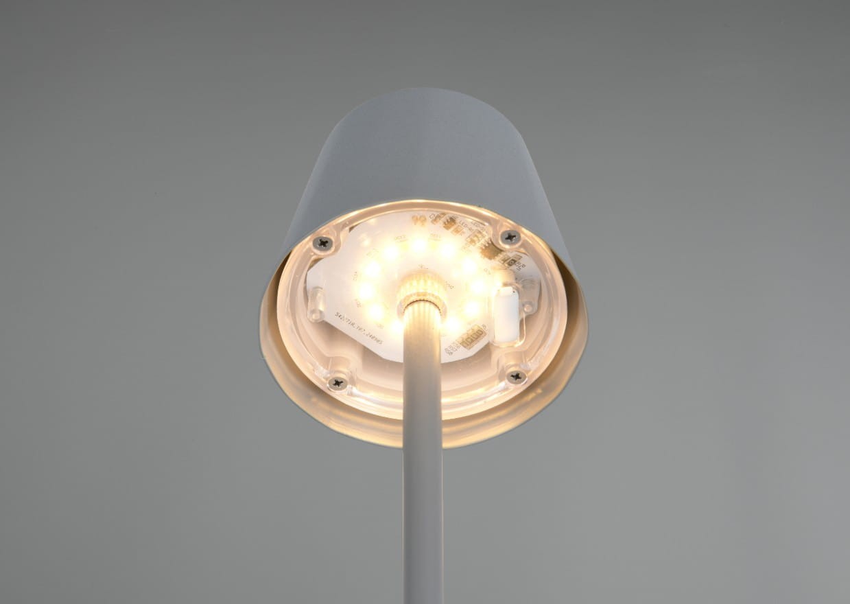 Lampa stołowa zewnętrzna Diaz w ciemnoszarym kolorze, z widocznym kloszem i podstawą. Wnętrze klosza z diodami LED o mocy 1,6W. Ujęcie z dołu, pokazujące źródło światła oraz elementy montażowe.