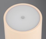 Lampa stołowa zewnętrzna Fernandez w kolorze piaskowym, z okrągłym, mlecznym kloszem i przyciskiem włączania. Produkt ma cylindryczny kształt, widoczny z góry, na jednolitym tle. Idealna do użytku na zewnątrz.