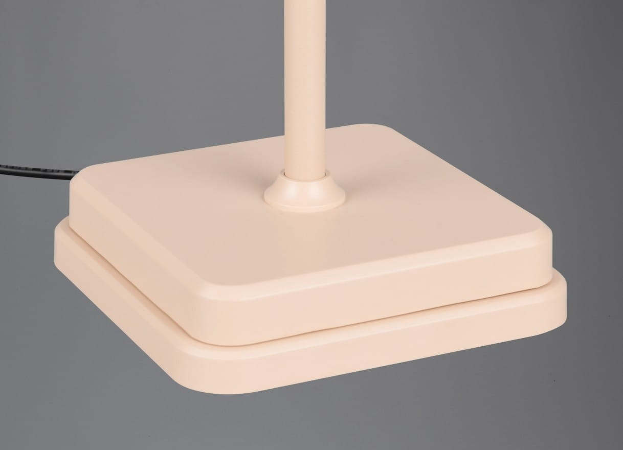 Lampa stołowa zewnętrzna Fernandez w piaskowym kolorze, z kwadratową podstawą i prostym, cylindrycznym słupkiem. Widoczne jest złącze kablowe. Idealna do oświetlenia przestrzeni na zewnątrz.